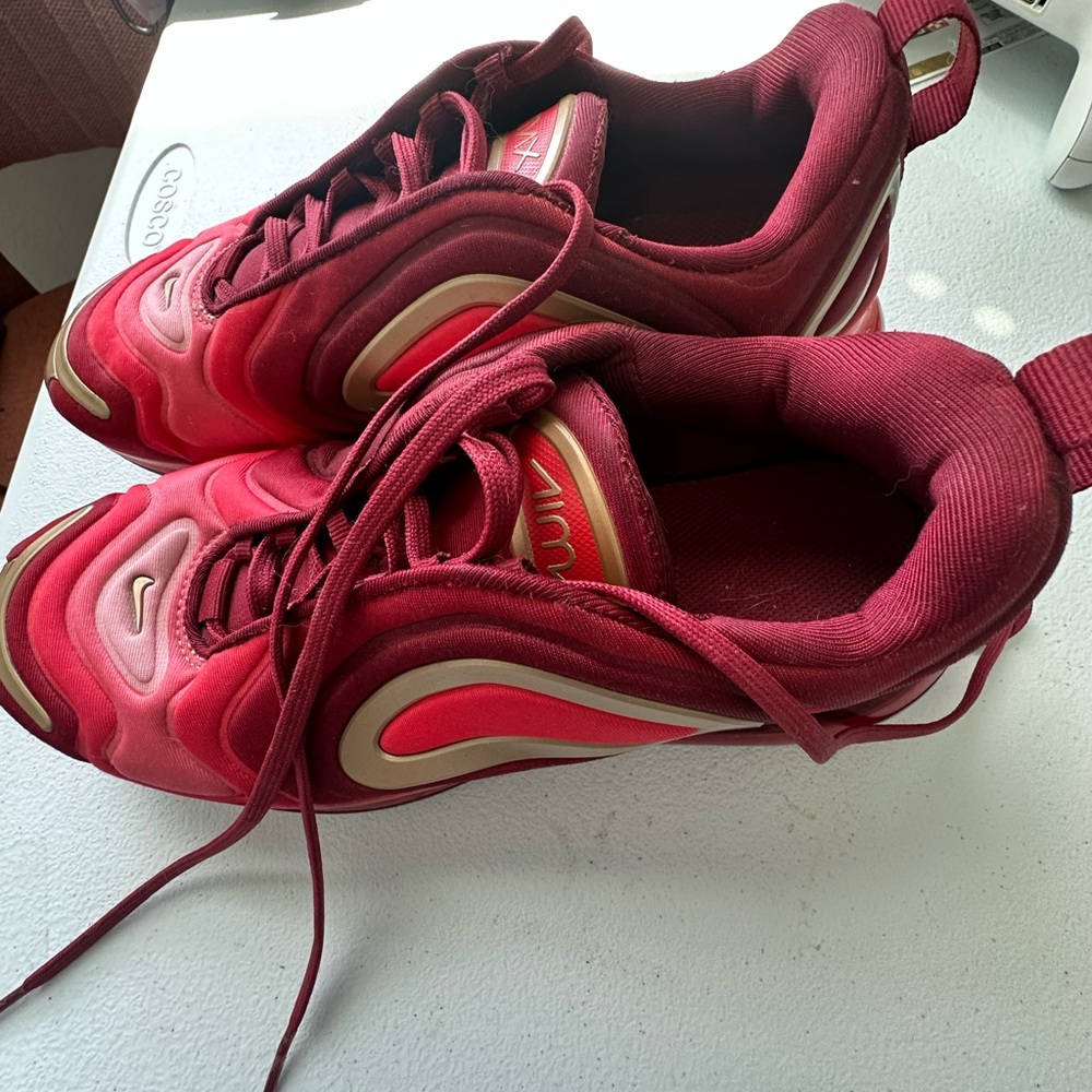 Nike AIMAX 720 Kids Sneakers in Red and Gold